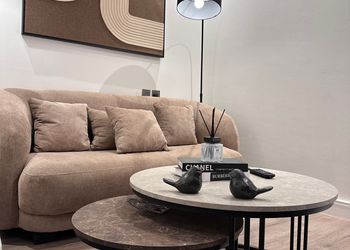 استديو بأثاث مريح وبسيط