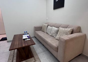 استديو بأثاث مريح وبسيط 