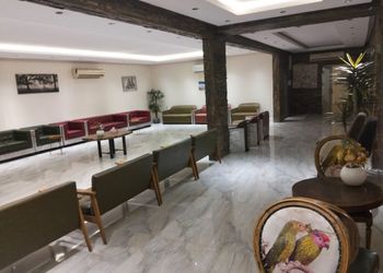 شاليه بمسطح اخضر ومجالس 