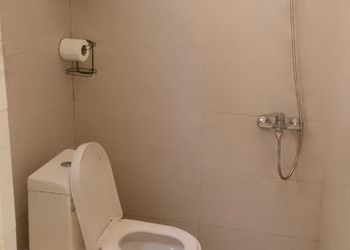 شقة بصالة وغرفة نوم بأثاث مريح 