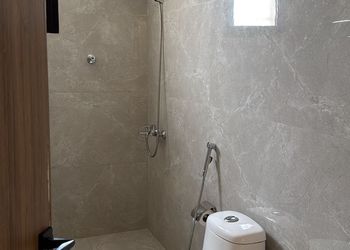 شقة بغرفة معيشة وغرفتين نوم 