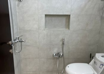 غرفة بسرير ماستر