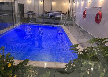 شاليه بمسطح اخضر ومسبح 