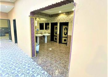 استراحة بجلسه مطله على مسطح اخضر 