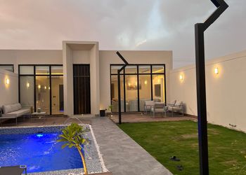 شاليه بمسطح اخضر وجلسة خارجية