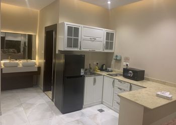 شاليه بمسطح اخضر و مسبح خارجي 