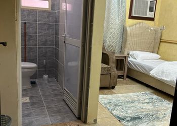 غرفة بأثاث بسيط ومريح