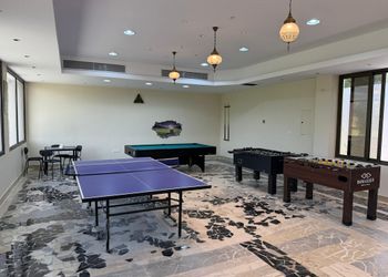 شاليه بمسطح اخضر ومسبح 