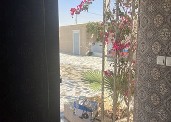 استراحة بجلسة وملعب كرة قدم