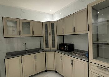 شاليه بمسطح اخضر ومسبح 