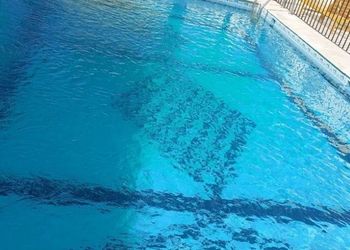 شاليه بغرفة جلوس وجلسة خارجية 