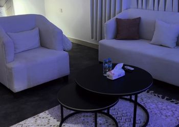 استديو بسرير ماستر وأثاث مريح 