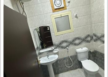 غرفة بسرير ماستر
