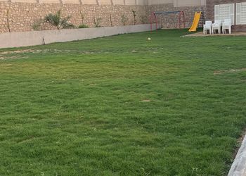 مزرعة بمجالس وألعاب أطفال 