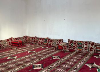 استراحة بمجلس وفناء خارجي 