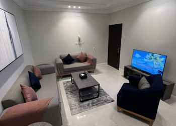 شقة بصالة انيقة وغرفتين نوم