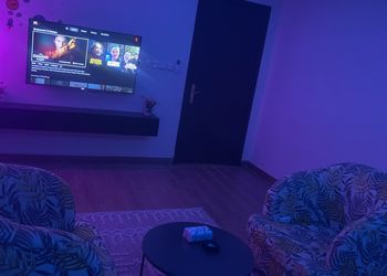 استديو بأثاث مريح وبسيط 