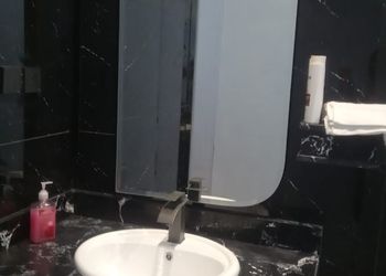 شقة بجلسة مطلة على المسبح 