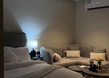 استديو بأثاث مريح وبسيط 