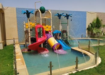 شاليه بألعاب مائية ومسطح اخضر