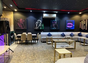 شاليه بمسطح اخضر وجلسة خارجية 