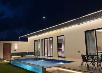 شاليه بمسطح اخضر ومسبح 