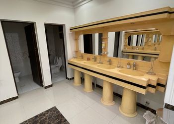 استراحة بمجالس واسعة وفناء خارجي