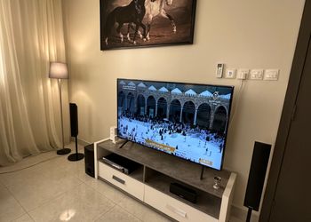 شقة بصالة وثلاث غرف نوم 
