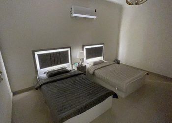 شقة بصالة جلوس وثلاث غرف نوم