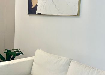 استديو بأثاث مريح وبسيط 