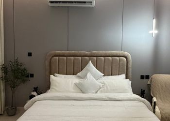 استديو بأثاث مريح وبسيط 