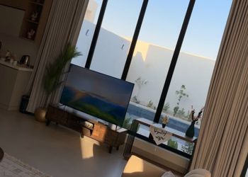 شاليه بتصميم أنيق ومسبح خارجي