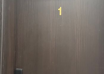 استديو بأثاث مريح وبسيط