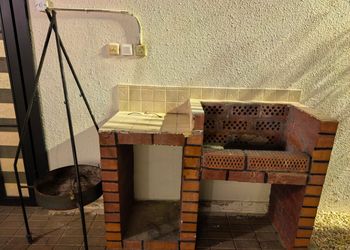 شاليه بجلسة خارجية ومسطح اخضر