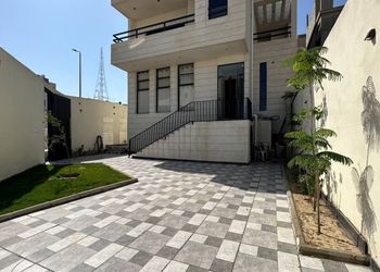 فيلا بمجلسين وثلاث غرف نوم ومسبح