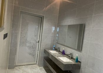 شاليه بمسطح اخضر وجلسة خارجية 