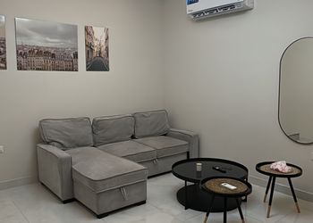 استديو بسرير مريح وتصميم هادئ 