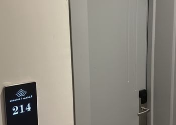 استديو بسرير ماستر وجلسة جانبية 