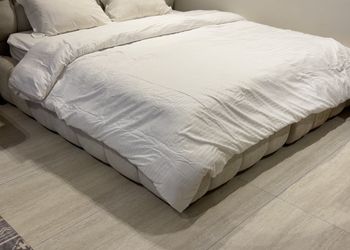 استديو بأثاث مريح وبسيط 