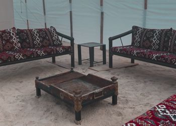 مخيم  بجلسة خارجية وبيت شعر 
