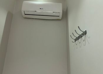 غرفة بأثاث مريح وبسيط 