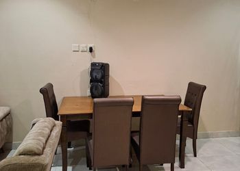 شاليه بصالة مطلة على المسبح 