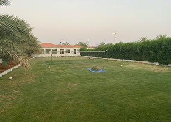 مزرعة بملعب طائره والعاب اطفال  