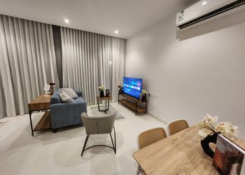 استديو بأثاث مريح وبسيط 