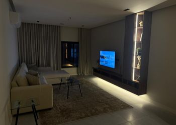 شقة بغرفة نوم وتصميم هادئ 