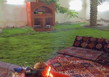 استراحة بمسطح اخضر وجلسة خارجية