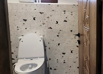 كوخ بصالة جلوس وألعاب أطفال 