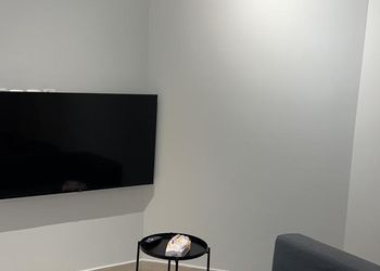 استديو بأثاث مريح وبسيط 