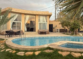 استراحة بمسطح اخضر ومجالس