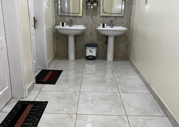 شاليه بمسطح اخضر وجلسة خارجية 